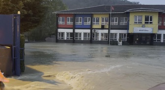 Görüntüler Arnavutköy’den! Dere taştı, okul bahçesi sular altında kaldı