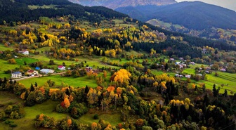 Artvin'in Şavşat ilçesindeki Yavuzköy'de sonbahar renkleri dronla görüntülendi