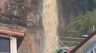 Bartın'da sağanak sonrası mazgaldan çıkan fare korkuttu! Evlerin arasından şelale aktı