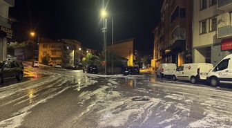 Bayburt'ta sağanak akşam yerini fındık büyüklüğündeki doluya bıraktı