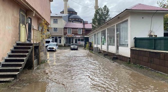 Bingöl Karlıova'da sağanak, sokakları göle çevirdi; esnaf iş yerine gidemedi