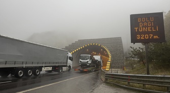 Bolu Dağı'nda sis ve sağanak görüşü düşürdü, Akçakoca'da dalgalar dalgakıranı aştı