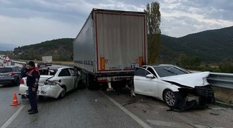 Çorum Kargı'da 2 otomobil ile tırın karıştığı kazada 2 kişi yaralandı