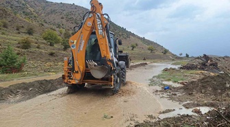 Erzincan'da sağanak Çağlayan'da su baskınına yol açtı, Erzurum yolu tek yönlü kapandı