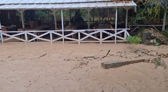 Erzincan'da sel, Girlevik Şelalesi'ni çamura çevirdi; restoranları su bastı