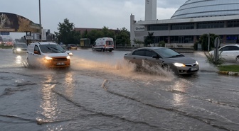 Erzincan'da yağış sonrası gece semaları şimşek ve yıldırımlarla aydınlandı