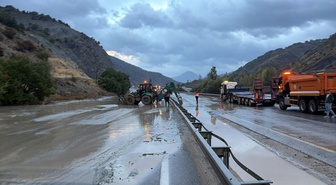 Erzincan-Erzurum kara yolu, Sansa Deresi'nde heyelanla çift yönlü kapandı