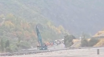 Erzincan-Erzurum kara yolunun 56'ncı kilometresinde heyelan ulaşımı durdurdu