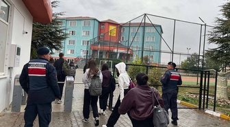 Eskişehir'de jandarma, 80 okul ve çevresini, 24 servis aracını denetledi