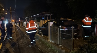 Eskişehir Tepebaşı'nda otomobil tramvay durağına çarptı; sıkışan sürücü yaralandı