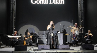 Gönül Dilan, Diyarbakır Kültür Yolu Festivali'nde Nevruz Park'ta sahne aldı