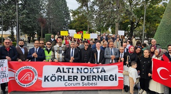 Görme engelliler Çorum'da beyaz baston farkındalığı için Saat Kulesi'ne yürüdüler