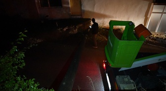 Gümüşhane'de aynı elektrik direği ikinci kez 80 yaşındaki kadının bahçesine devrildi! 'Dibini kesip yine aynı yere diktiler'