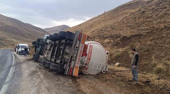 Hakkari-Van kara yolunda yağış nedeniyle devrilen tankerin sürücüsü yara almadı