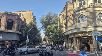 İran'ın ilk modern caddesi Lalezar motosiklet gürültüsü altında eski günlerini arıyor