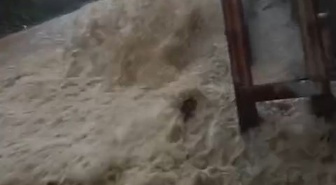 İstanbul Beykoz'da sağanak nedeniyle rögarlar taştı, cadde göle döndü
