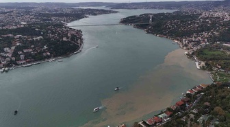 İstanbul Boğazı, sağanak sonrası Küçüksu Deresi'nden gelen çamurla kahverengiye döndü