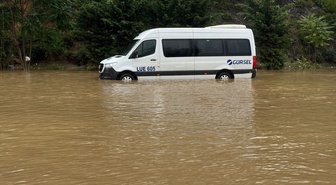 İstanbul'da yağış sürerken Sarıyer'de fabrikada mahsur kalan işçiler kurtarıldı