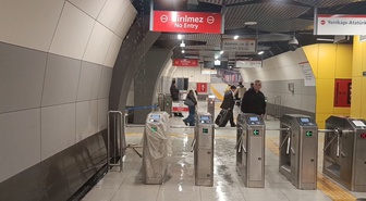 İstanbul'da Yenibosna Metro istasyonunda tavandan su sızdı! Yoğun su akışını gören vatandaşlar şaşkına döndü