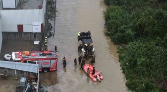 İstanbul Kağıthane Cendere'de selde mahsur kalanlar bot ve iş makinesiyle kurtarıldı