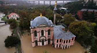 İstanbul Kağıthane'de yağış sonrası Sadabad Camii ve Sedef Atölyesi'ni su bastı