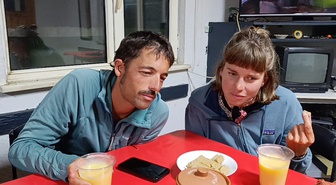 İsviçreli iki bisikletli 18 bin kilometre pedal çevirip Bilecik Pazaryeri'ne ulaştı