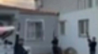 İzmir Foça'da düğünde havaya ateş açanlara operasyon! 14 şüpheliden 7'si tutuklandı, evlerinden silah ve pala çıktı