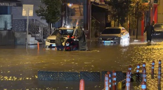 Kağıthane’de yasağa rağmen trafiğe çıkan motosikletliler suyla kaplanan yolda kaldı