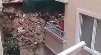 Kağıthane Gültepe'de sağanak sonrası evin istinat duvarı çöktü, hasar oluştu