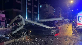 Karaman'da kontrolden çıkan otomobil beton direğe çarptı, 2 kişi yaralandı.