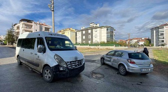 Karaman'da okul servisiyle çarpışan otomobilin sürücüsü yaralandı