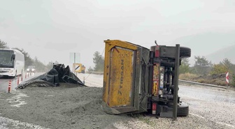 Kastamonu Hanönü'nde sağanakta devrilen hafriyat kamyonunun sürücüsü yaralandı