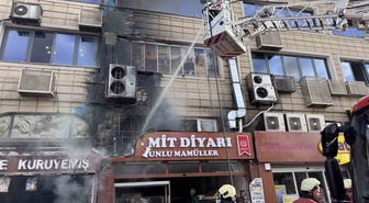 Kayseri Melikgazi’de unlu mamul satan işyerinde çıkan yangın yandaki dükkana sıçradı