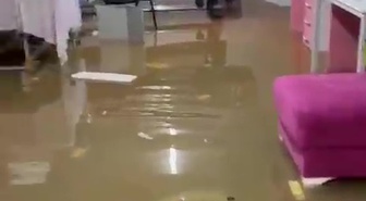 Kocaeli'de sağanak nedeniyle ev ve iş yerlerini su bastı