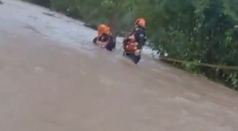 Kocaeli Gebze'de sel sularına kapılan sürücü 50 metre sürüklenip kurtarıldı