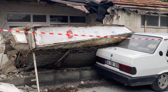Küçükçekmece'de fırtına sonrası evin duvarı otomobilin üzerine devrildi, yaralı yok