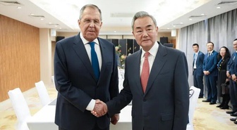 Lavrov ile Wang Yi Bakü’de görüştü: Ukrayna ve İran’daki savaşlar masada