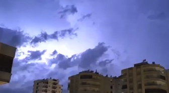 Mersin Erdemli'de gece yarısı çakan şimşekler geceyi ara ara gündüze çevirdi