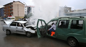 Muş'ta 100 personelin katıldığı trafik kazası tatbikatı gerçeğini aratmadı