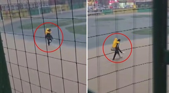 Öğretmen gibi öğretmen! Selde mahsur kalan öğrencileri sırtında taşıdı