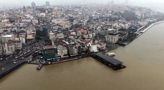 Sağanak sonrası İstanbul Boğazı'nda deniz, Eminönü kıyılarında kahverengiye büründü