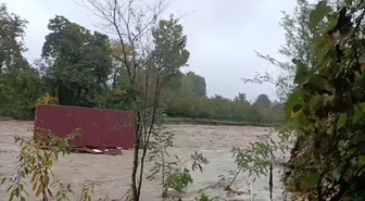 Sakarya Akyazı'da Kanlıçay Deresi taştı, konteyner ve ahşap evler sürüklendi