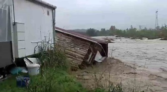 Sakarya Akyazı'da selde 2 köy evi sulara kapıldı; iddiaya göre evdekiler kurtuldu