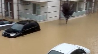 Sakarya'da kuvvetli yağış taşkına yol açtı, evlerin zemin katları sular altında kaldı