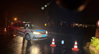 Sakarya'da sağanak bazı yolları kapattı, Karapürçek'te 48 kişi tahliye edildi