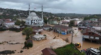 Sakarya'da sağanakta mahsur kalan 120 kişinin kurtarıldığını Başkan Alemdar duyurdu