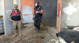 Siirt Kurtalan'da Teylan köyünde evin alt katındaki odunluk yangını söndürüldü