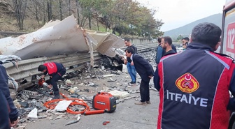 Sinop Boyabat'ta balık taşıyan kamyon devrildi, 1 kişi öldü.