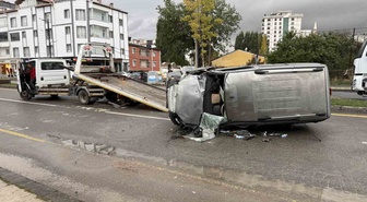 Sivas'ta refüjdeki ağaca çarpan araç yan yattı, sürücü dahil 4 kişi yaralandı