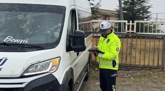 Tekirdağ Hayrabolu'da polis, okul çevresi ve servis denetimlerini sürdürüyor